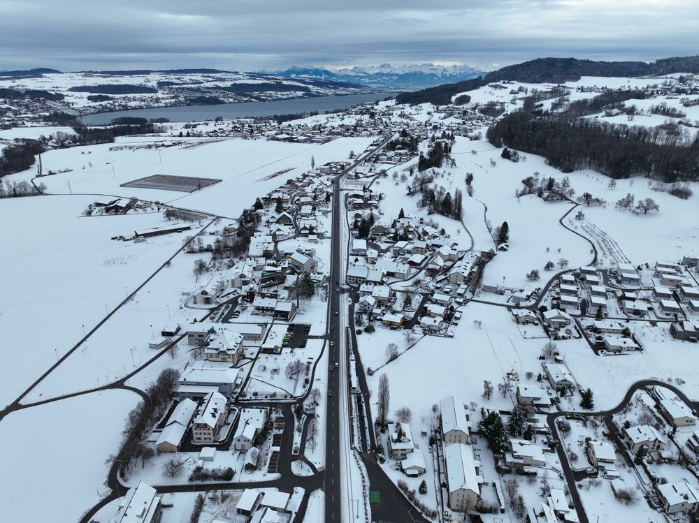 Das erste Januardrittel war sehr kalt. So lag auch im Mittelland eine geschlossene Schneedecke. Im Bild das Seetal mit Hallwilersee am 12. Januar 2026. (Foto: Andreas Walker)